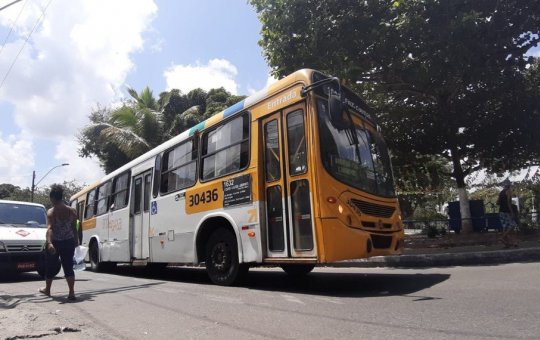 Com metralhadora e pistola, homens assaltam ônibus em Salvador