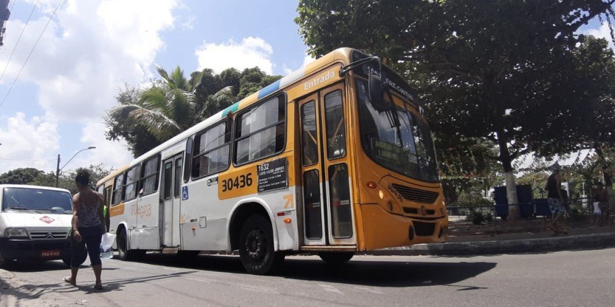 Com metralhadora e pistola, homens assaltam ônibus em Salvador