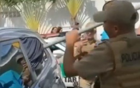 Policiais resgatam cachorro em estado de desidratação após ser deixado em carro