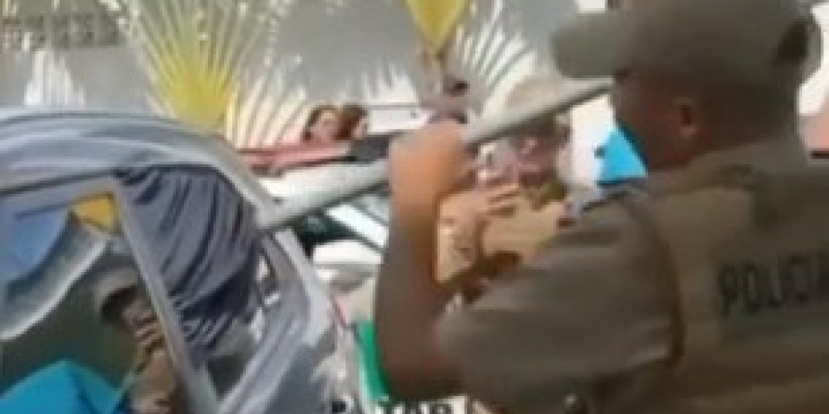 Policiais resgatam cachorro em estado de desidratação após ser deixado em carro