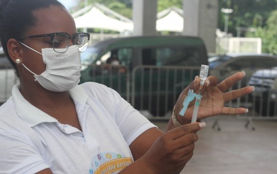 Covid-19: Campanha em Petrópolis vacina 390 pessoas durante ação