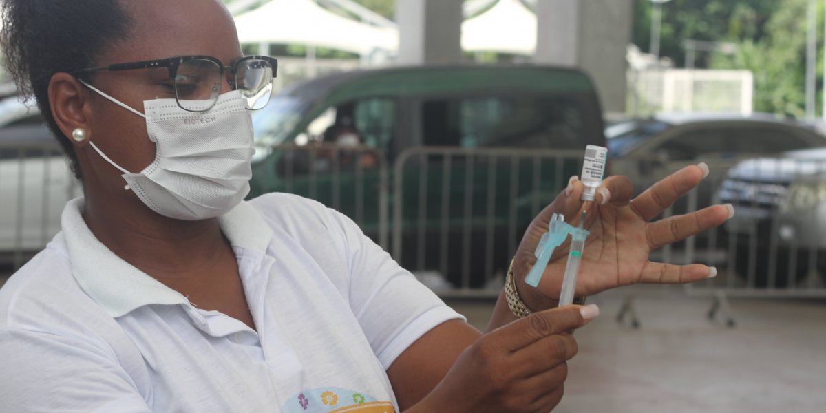 Covid-19: Campanha em Petrópolis vacina 390 pessoas durante ação