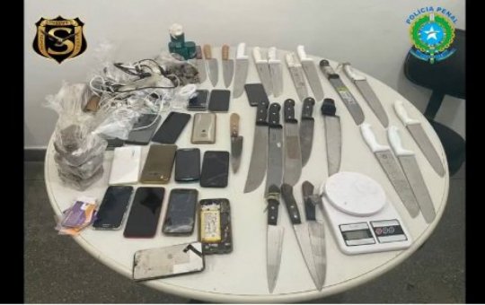 Simões Filho: Facas, drogas e celulares são apreendidos em celas