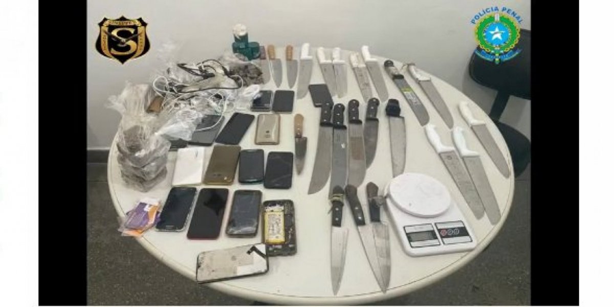 Simões Filho: Facas, drogas e celulares são apreendidos em celas