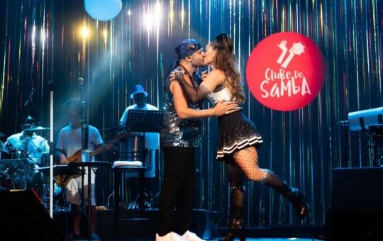 Paolla Oliveira e Diogo Nogueira curtem carnaval com samba e muitos beijos