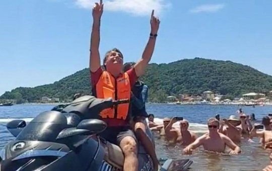 "Se foi R$ 900 mil, vou pegar no cangote de alguém", diz Bolsonaro sobre férias