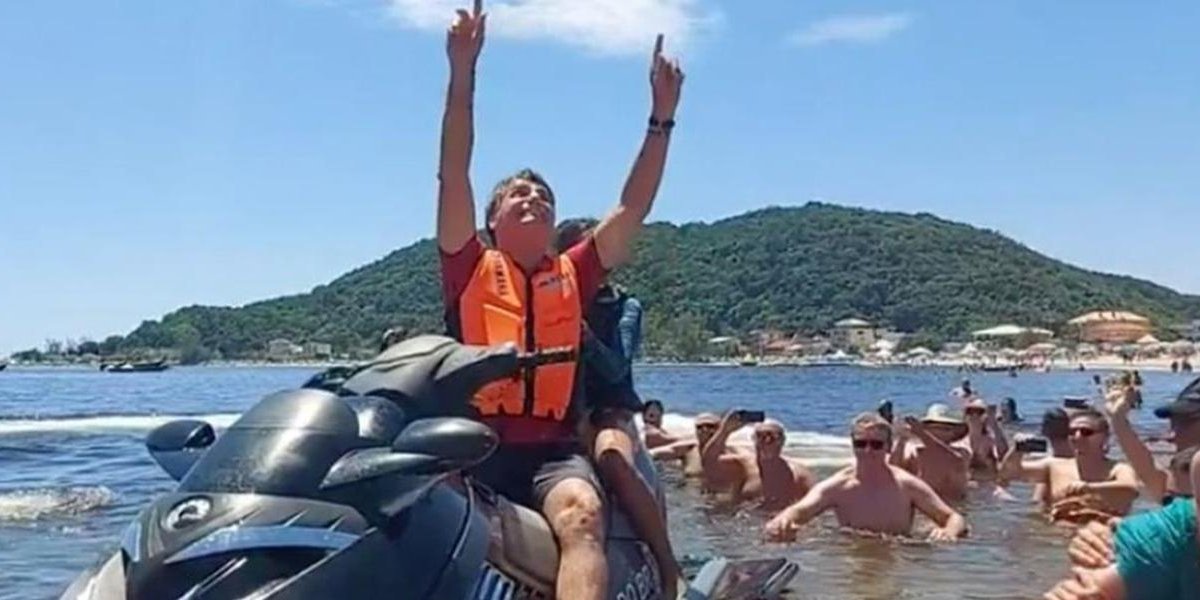 "Se foi R$ 900 mil, vou pegar no cangote de alguém", diz Bolsonaro sobre férias