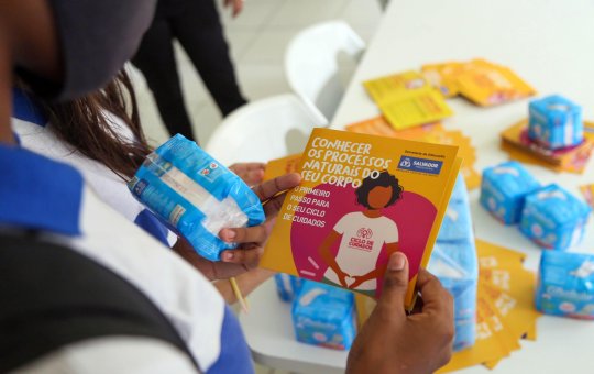 Ciclo de Cuidados já distribuiu quase 100 mil absorventes a alunas