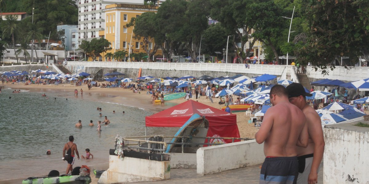 VÍDEO: banhista denuncia mata-leão de guarda em ambulante na Barra