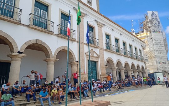 Protesto: Guardas municipais acampam em frente à prefeitura