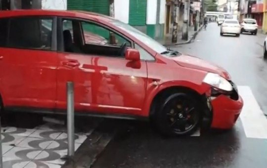 Carro roubado é usado para arrombar loja de celulares na Calçada