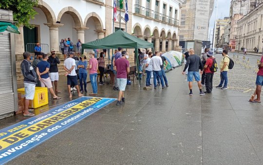Guardas civis permanecem acampados e protesto deve continuar no Centro
