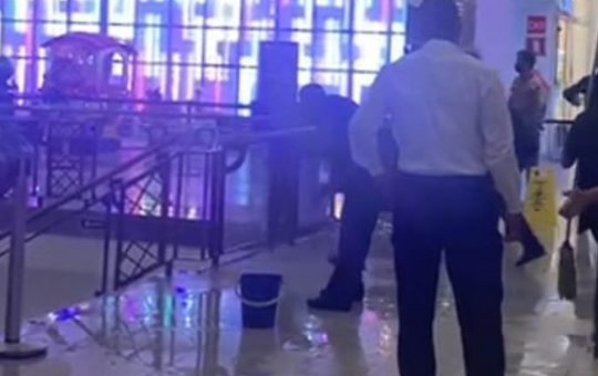 Gesso cede e encharca piso no Shopping da Bahia