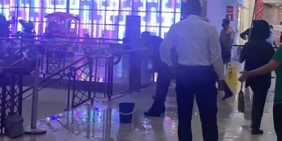 Gesso cede e encharca piso no Shopping da Bahia