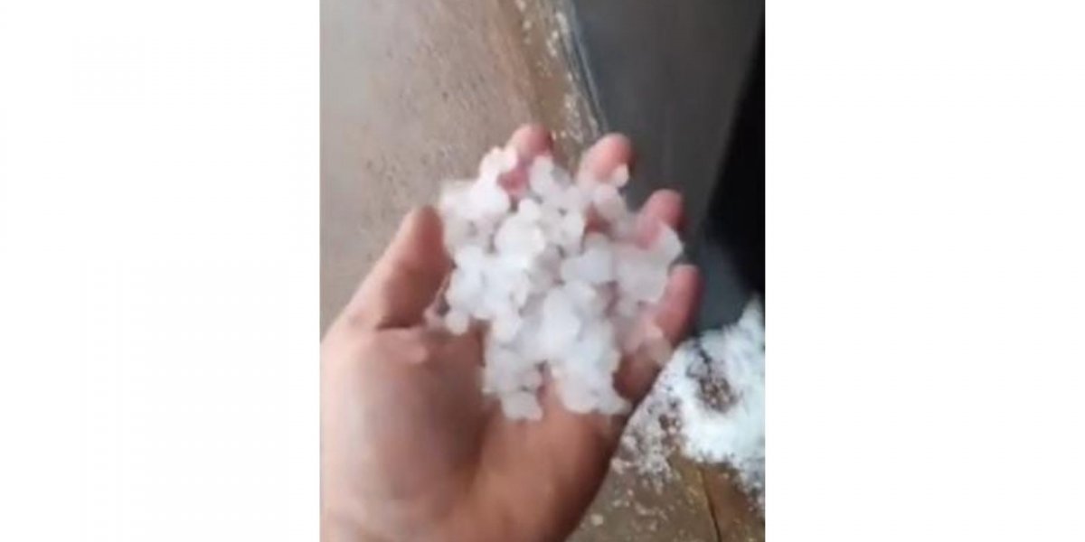 Chuva de granizo atinge cidade de São Desidério, na região oeste da Bahia