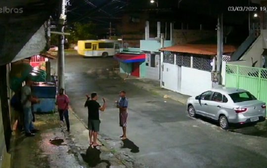 VÍDEO: Quatro homens são assaltados por dupla armada em Coutos