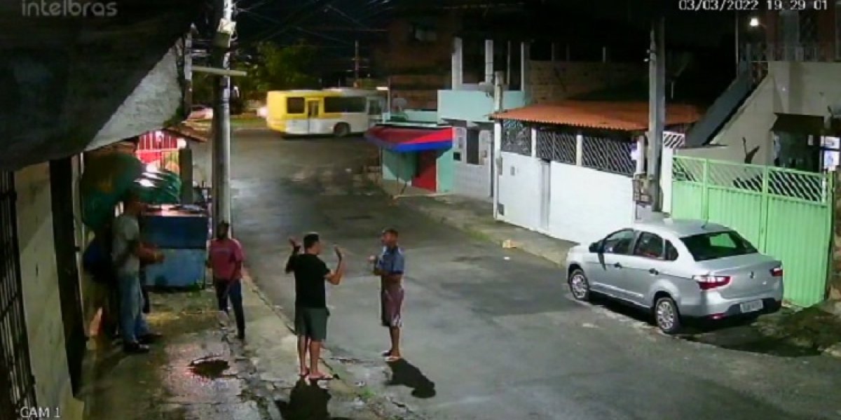 VÍDEO: Quatro homens são assaltados por dupla armada em Coutos
