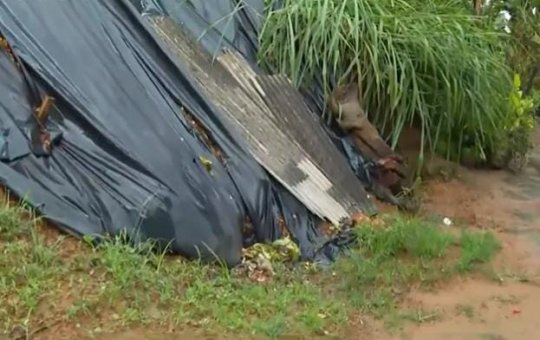 Deslizamento de terra causa transtorno no bairro de Paripe