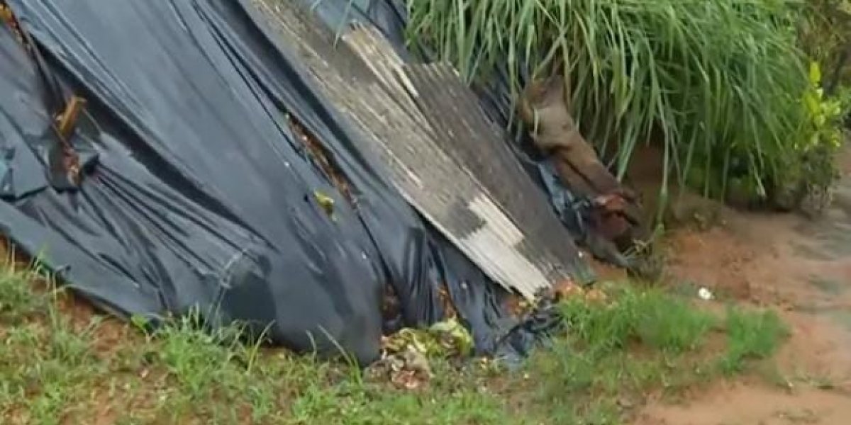 Deslizamento de terra causa transtorno no bairro de Paripe