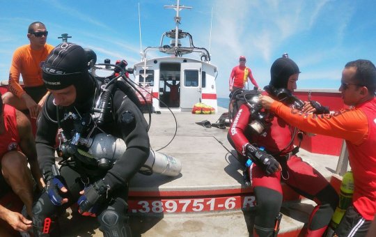 Bombeiros buscam vítimas de naufrágio em Angra dos Reis, no Rio de Janeiro