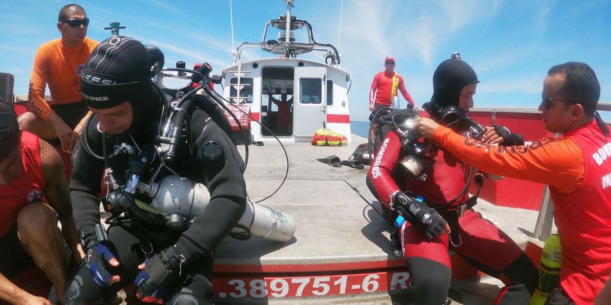 Bombeiros buscam vítimas de naufrágio em Angra dos Reis, no Rio de Janeiro