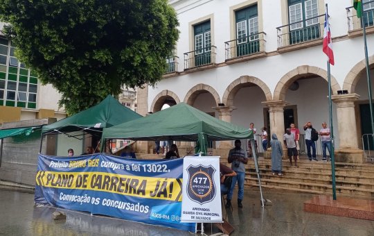 Guardas civis mantém protesto em frente à Câmara Municipal de Salvador