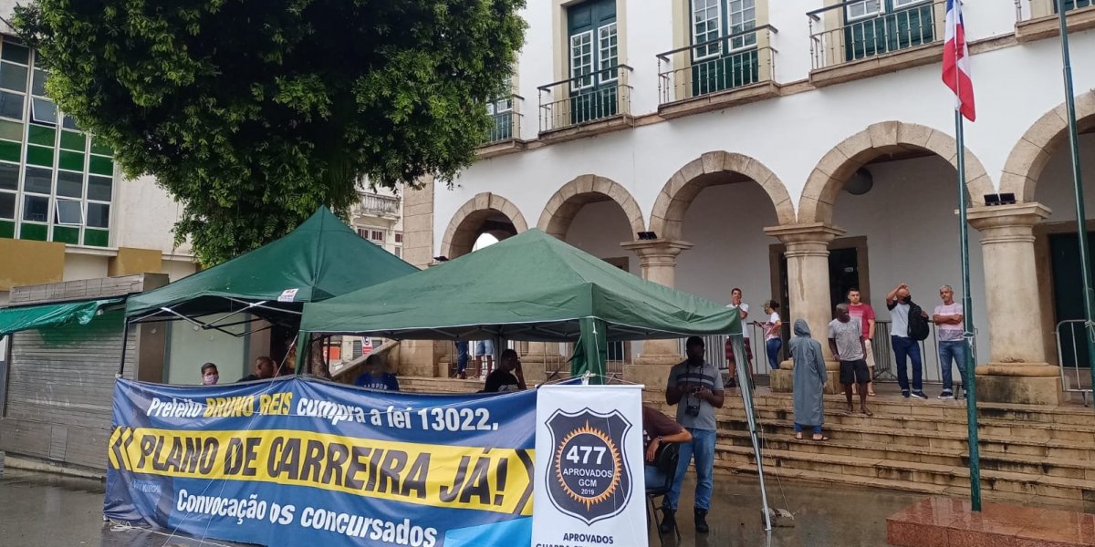 Guardas civis mantém protesto em frente à Câmara Municipal de Salvador