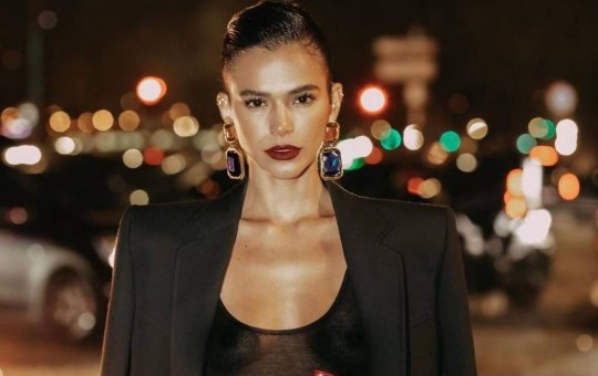 “Normal”, diz Bruna Marquezine após mostrar os seios em desfile de moda