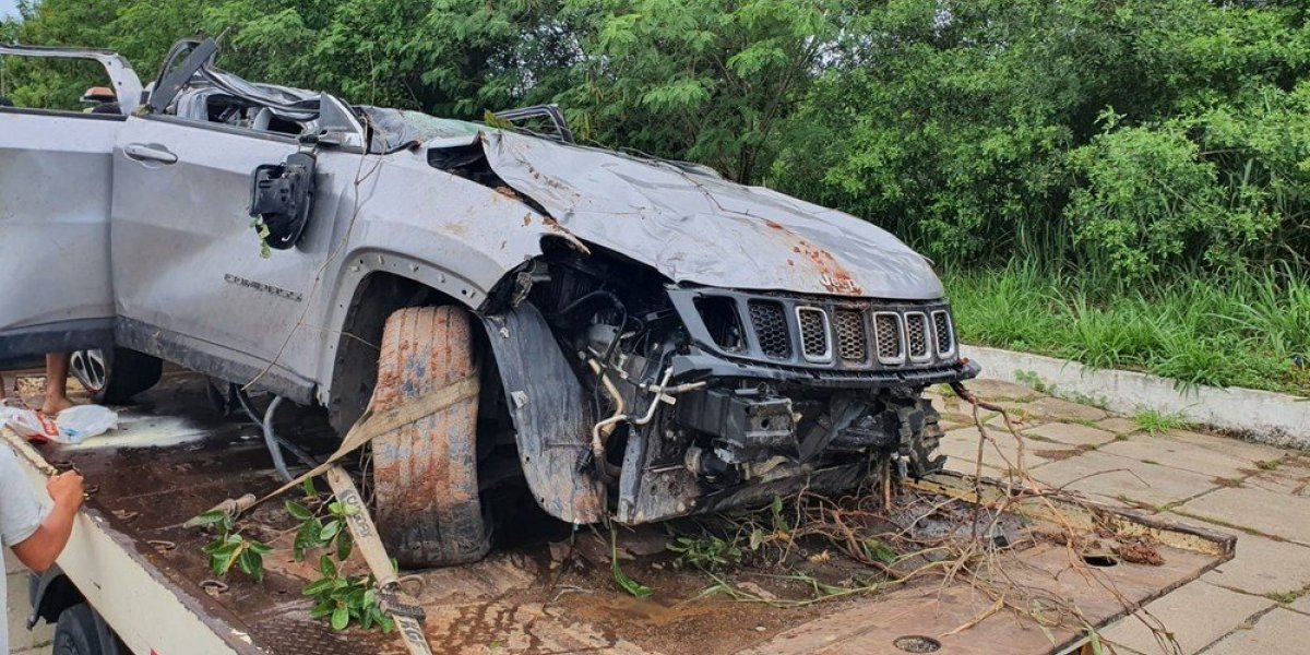 Quatro pessoas morrem após carro cair em ribanceira no extremo sul da Bahia