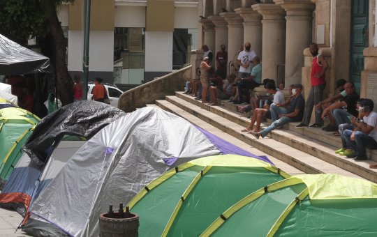 Acampados há 6 dias na porta da Prefeitura, guardas municipais desafiam limites