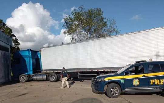 Caminhão com quase cem mil latas de cerveja é apreendido em Encruzilhada