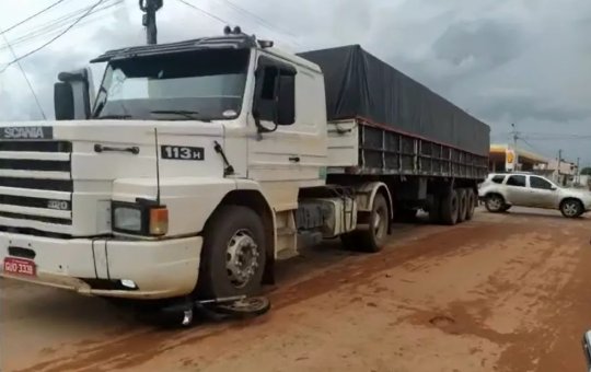Caminhão atropela moto conduzida por mulher sem habilitação em LEM