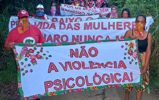 Mulheres integrantes do MST ocupam duas fazendas no sul da Bahia
