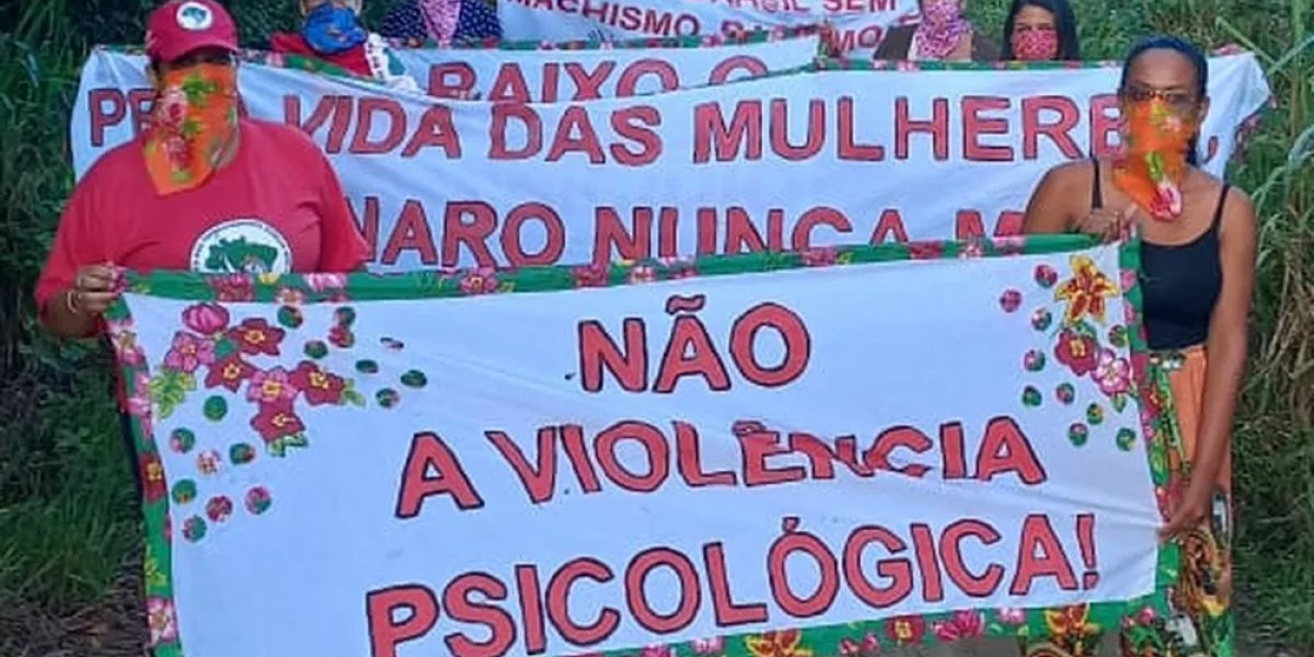 Mulheres integrantes do MST ocupam duas fazendas no sul da Bahia