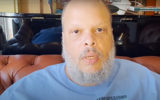 Ed Motta grava pedido de desculpas após xingar Raul Seixas