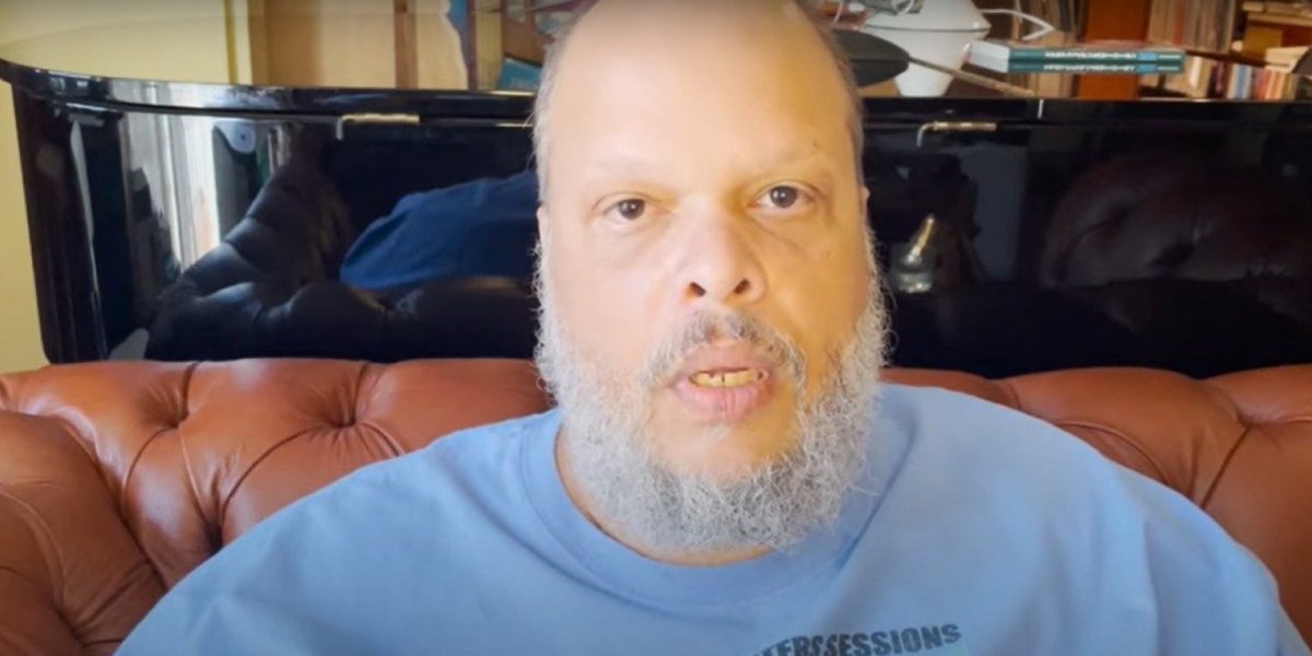 Ed Motta grava pedido de desculpas após xingar Raul Seixas
