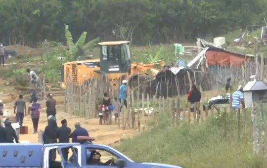 Imóveis ocupados irregularmente são demolidos em Vitória da Conquista