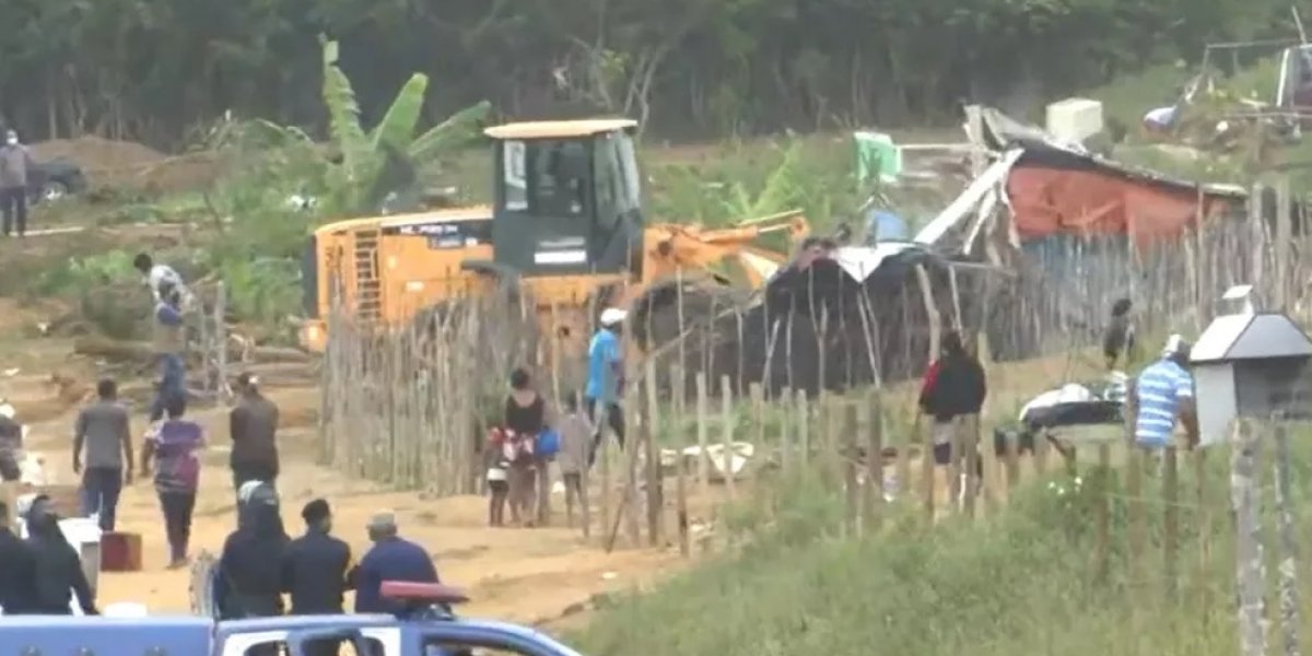 Imóveis ocupados irregularmente são demolidos em Vitória da Conquista