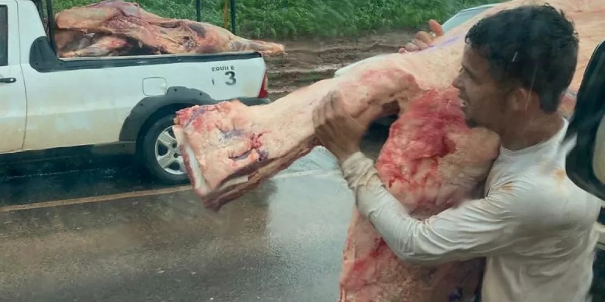 Vídeo: caminhão tomba e carne é saqueada na Bahia