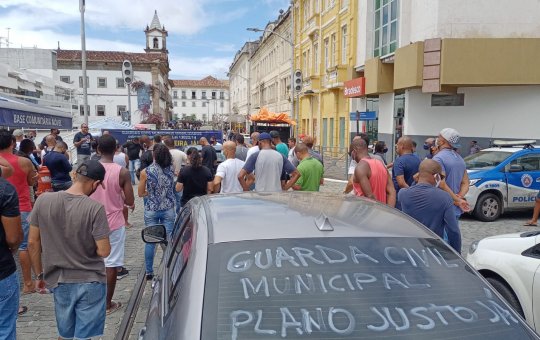 Carreata amplia mobilização dos guardas civis municipais acampados no Centro
