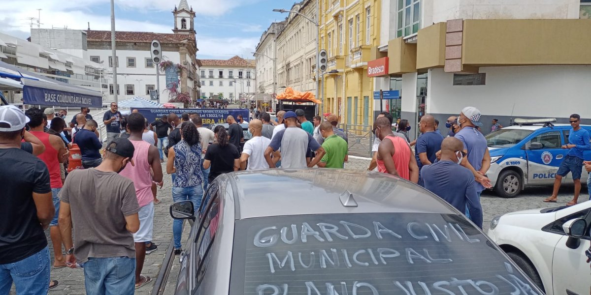 Carreata amplia mobilização dos guardas civis municipais acampados no Centro