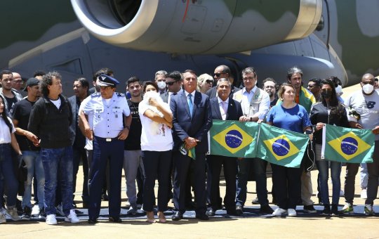 Invasão russa: Grupo vindo da Polônia chega a Brasília em aviões da FAB