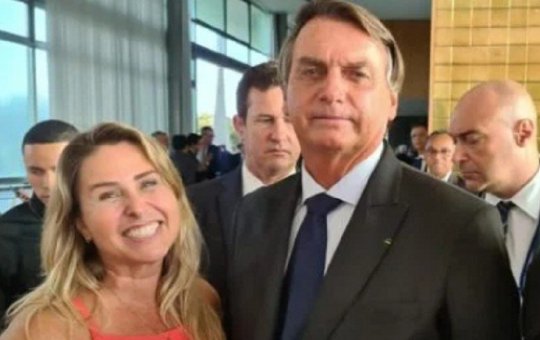 Ex-Paquita se encontra com Bolsonaro e cogita candidatura a deputada do Rio
