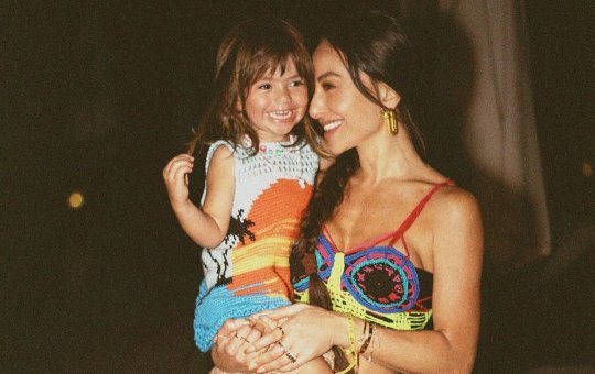 Filha de Sabrina Sato ganha melancia de presente e encanta internautas; Assista