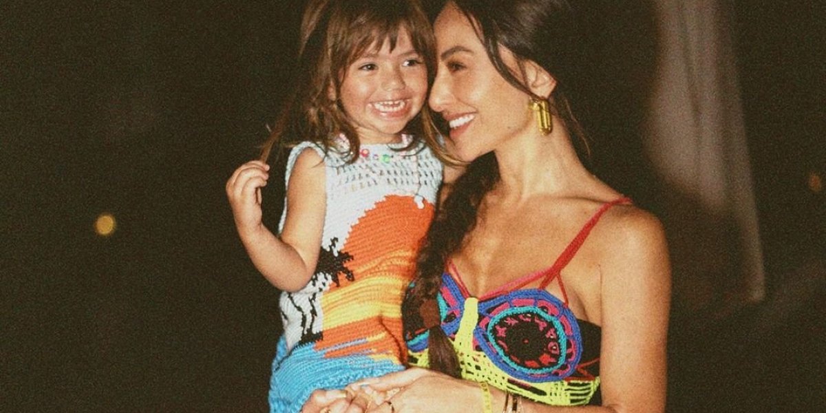 Filha de Sabrina Sato ganha melancia de presente e encanta internautas; Assista