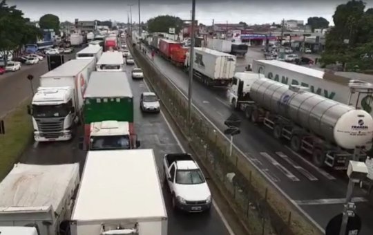 Caminhoneiros protestam contra aumento no preço do combustível em Feira