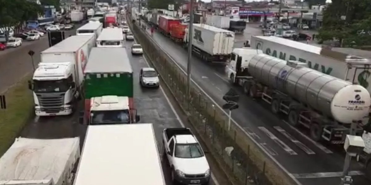 Caminhoneiros protestam contra aumento no preço do combustível em Feira