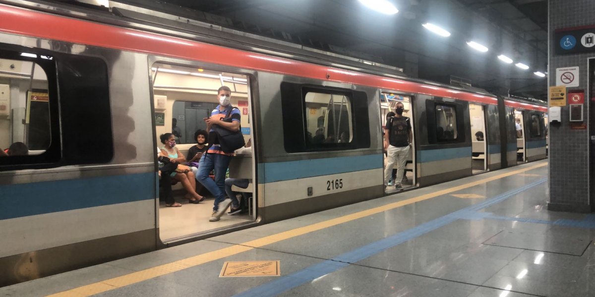 Metrô de Salvador para de funcionar e deixa população na mão em Salvador