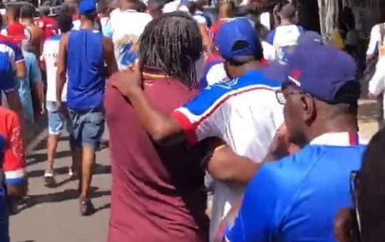 Torcedores do Bahia protestam e pedem saída de Guilherme Bellintani