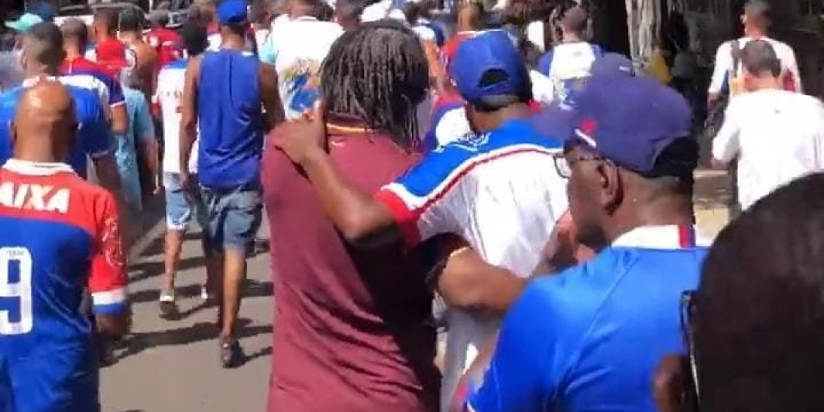 Torcedores do Bahia protestam e pedem saída de Guilherme Bellintani